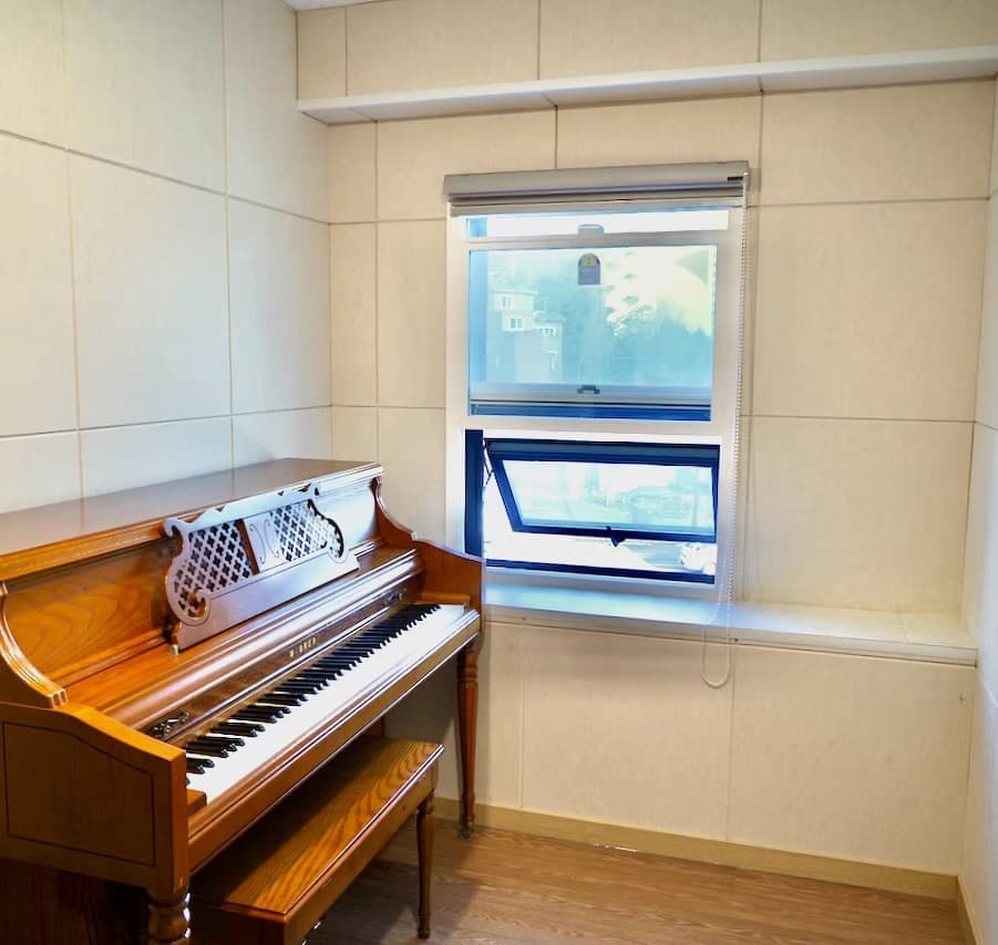 드럼과 앰프가 갖춰진 밴드 합주실 전경