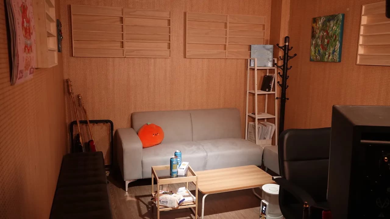 스튜디오 놀 라운지 - 소파와 음향 패널이 있는 휴게 공간
