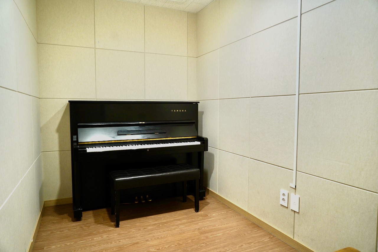 흡음 패널이 설치된 방음 연습실 내부